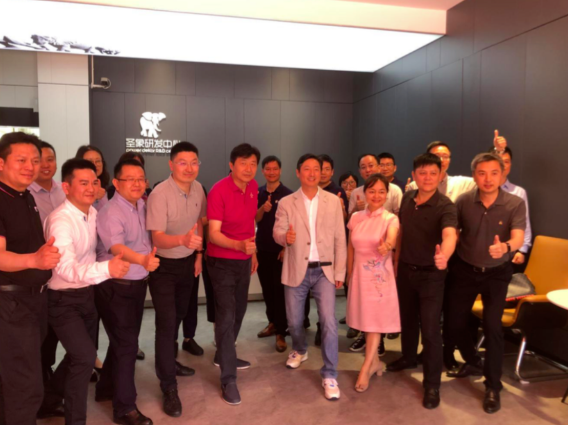 圣象研發(fā)，科技驅(qū)動——圣象研發(fā)中心新實驗工廠開工典禮，暨首片樣板下線儀…